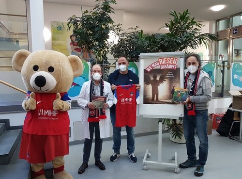 (v.r.n.l.) David Kadel, Frank Schmidt, Prof. Dr. Klaus-Michael Debatin und Maskottchen Paule in der Klinik für Kinder- und Jugendmedizin. 