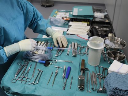Eine Mitarbeiterin im OP legt das OP-Besteck bereit