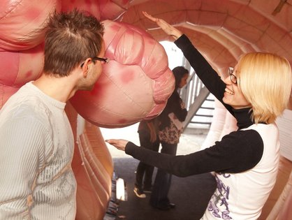 Darmkrebsvorsorge ist wichtig! Das Foto zeigt ein begehbares Darmmodell (Foto: Universitätsklinikum Ulm)