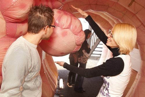 Darmkrebsvorsorge ist wichtig! Das Foto zeigt ein begehbares Darmmodell (Foto: Universitätsklinikum Ulm)