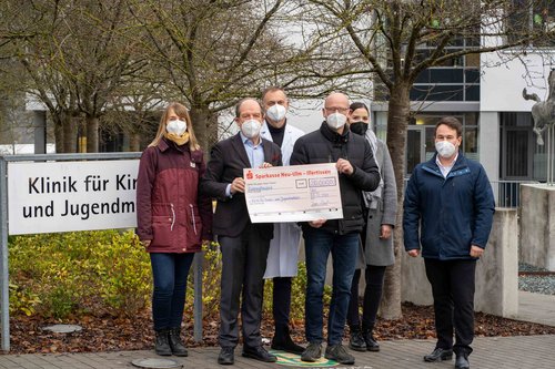 Spendenübergabe vor der Kinderklinik