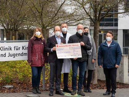 Quelle: Universitätsklinikum Spendenübergabe vor der Kinderklinik