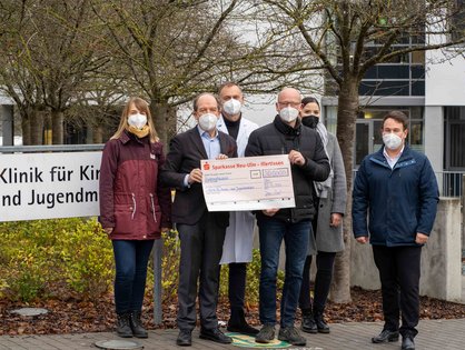 Spendenübergabe vor der Kinderklinik