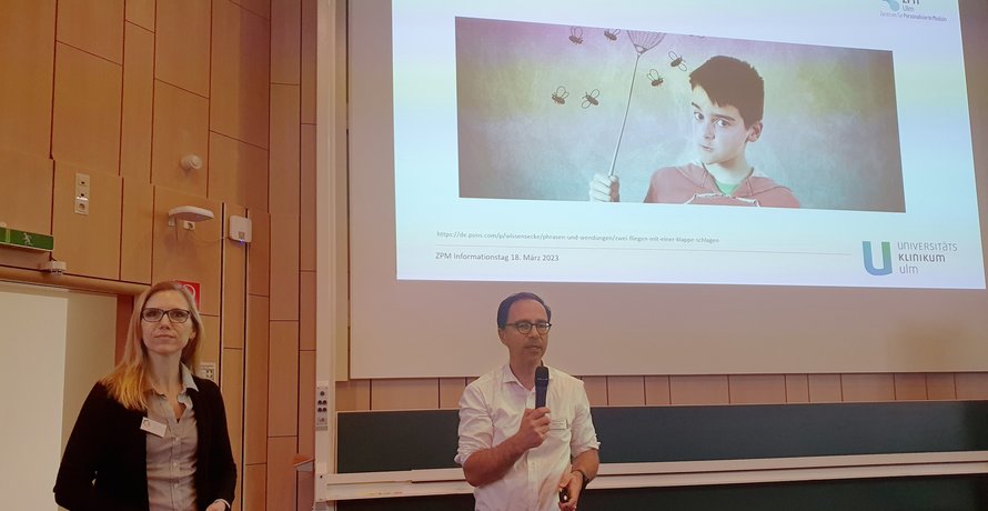 Ein Mann, eine Frau halten einen Vortrag