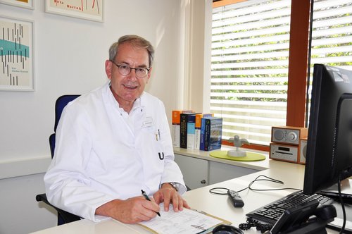 Prof. Jürgen Steinacker, Leiter der Sektion Sport- und Rehabilitationsmedizin sitz an seinem Schreibtisch