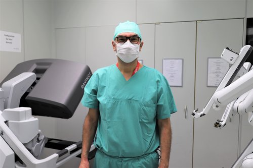 Unter der Leitung von Prof. Dr. Bernd Mühling kommt das daVinci-System nun auch in der Thorax- und Gefäßchirurgie am UKU zum Einsatz.