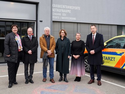 Gruppenfoto: v. li: Jelena Kunecki, stellv. Pflegedirektorin UKU, Prof. Dr. Michael Weber, Präsident der Universität Ulm, Prof. Dr. Thomas Wirth, Dekan der Medizinischen Fakultät Universität Ulm, Wissenschaftsministerin Petra Olschowski, Bettina Rottke, Kaufmännische Direktorin und stellvertretende Vorstandsvorsitzende UKU und Professor Dr. Udo X. Kaisers, Leiten-der Ärztlicher Direktor und Vorstandsvorsitzender UKU.