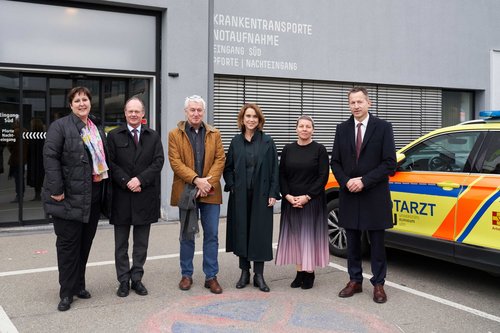 Gruppenfoto: v. li: Jelena Kunecki, stellv. Pflegedirektorin UKU, Prof. Dr. Michael Weber, Präsident der Universität Ulm, Prof. Dr. Thomas Wirth, Dekan der Medizinischen Fakultät Universität Ulm, Wissenschaftsministerin Petra Olschowski, Bettina Rottke, Kaufmännische Direktorin und stellvertretende Vorstandsvorsitzende UKU und Professor Dr. Udo X. Kaisers, Leiten-der Ärztlicher Direktor und Vorstandsvorsitzender UKU.