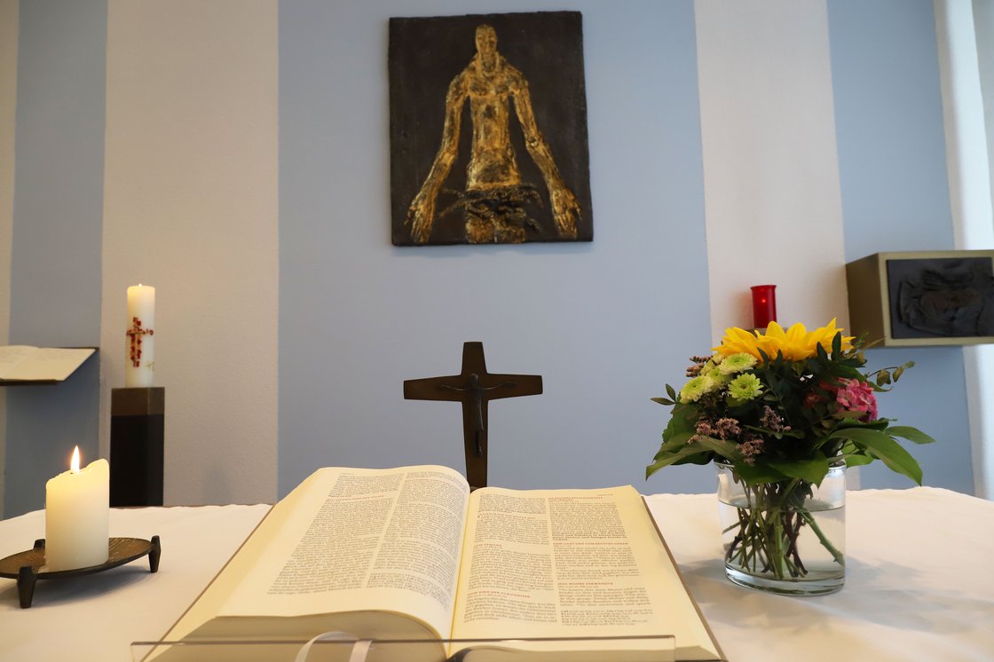 Blick auf den Altar in der Kapelle