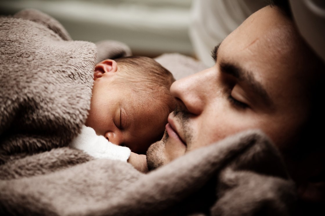 Quelle: www.pexels.com Mann mit Baby