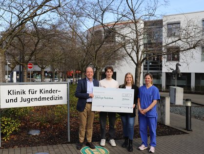 Bei einer Spenden-Aktion kamen 2.000 Euro für die onkologische Station zusammen. V.l.: Prof. Dr. Klaus-Michael Debatin, Ärztlicher Direktor der Klinik für Kinder- und Jugendmedizin, Louis Herbrik und Luisa Jägg, Auszubildende bei der Liebherr-Hydraulikbagger GmbH und Dr. Lisa Nonnenmacher, Oberärztin an der Kinderklinik.