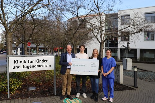 Bei einer Spenden-Aktion kamen 2.000 Euro für die onkologische Station zusammen. V.l.: Prof. Dr. Klaus-Michael Debatin, Ärztlicher Direktor der Klinik für Kinder- und Jugendmedizin, Louis Herbrik und Luisa Jägg, Auszubildende bei der Liebherr-Hydraulikbagger GmbH und Dr. Lisa Nonnenmacher, Oberärztin an der Kinderklinik.