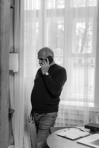 Älterer Mann beim Telefonieren