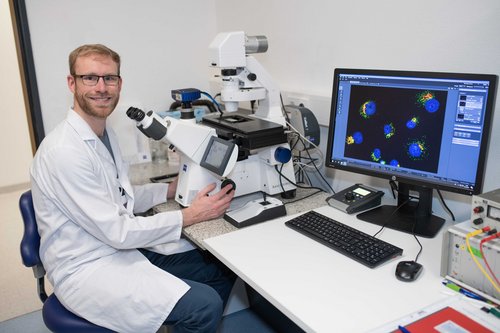 Erstautor Frank Arnold will das Verhalten von Tumorzellen bei Bauchspeicheldrüsenkrebs im Detail nachvollziehen und setzt dabei auch auf hochleistungsfähige Mikroskopie-Technologien. Die Abbildung zeigt  den defekten Golgi-Apparat (Grün: cis-Golgi, Rot: trans-Golgi) in RINT1-herunterregulierten Zellen (Blau: Zellkern). Der Golgi-Apparat ist wichtig für die Modifikation von Proteinen