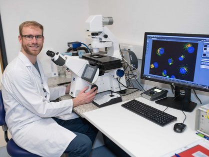Erstautor Frank Arnold will das Verhalten von Tumorzellen bei Bauchspeicheldrüsenkrebs im Detail nachvollziehen und setzt dabei auch auf hochleistungsfähige Mikroskopie-Technologien. Die Abbildung zeigt  den defekten Golgi-Apparat (Grün: cis-Golgi, Rot: trans-Golgi) in RINT1-herunterregulierten Zellen (Blau: Zellkern). Der Golgi-Apparat ist wichtig für die Modifikation von Proteinen