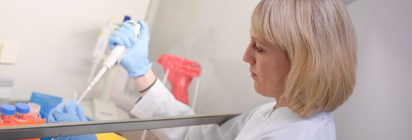 Laborantin pippetiert eine Substanz