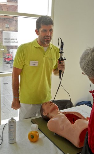 Erläuterung einer Bronchoskopie (Foto: UK Ulm)