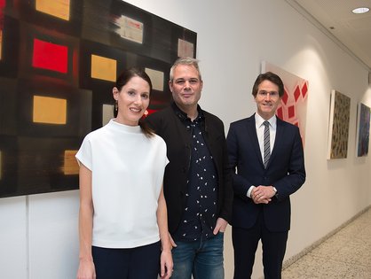 Dominic Köchel, Dr. Ricarda Riepl und Prof. Dr. Thomas Hoffmann bei der Vernissage der Frühjahrsausstellung. 