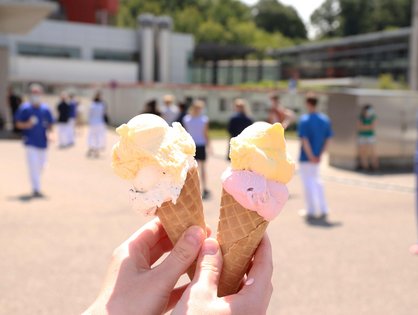 Zwei Eiswaffeln mit jeweils zwei Kugeln Eis