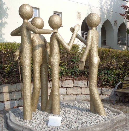 Die Skulptur mit dem Titel Dazugehören vor der Klinik