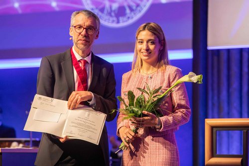 Prof. Dr. Marie-Nicole Theodoraki wurde im Rahmen der Jahresversammlung der Deutschen Gesellschaft für Hals-Nasen-Ohren-Heilkunde, Kopf- und Hals-Chirurgie mit dem Anton-von-Tröltsch-Preis ausgezeichnet.