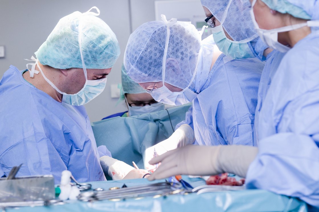 Chirurgen in einem OP-Saal