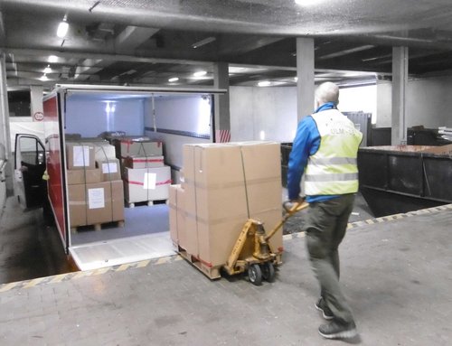 Die Geräte werden in Ulm abgeholt und in einen LKW geladen.