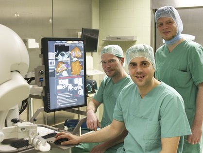 (v.l.) Dr. Thomas Martini, Prof. Dr. Christian Bolenz, Dr. Oliver Schindler am MRT/TRUS-Gerät_Foto: Universitätsklinikum Ulm