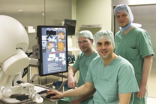 (v.l.) Dr. Thomas Martini, Prof. Dr. Christian Bolenz, Dr. Oliver Schindler am MRT/TRUS-Gerät_Foto: Universitätsklinikum Ulm