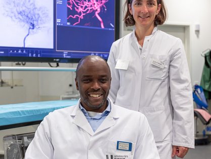 PD Dr. Kornelia Kreiser und Prof. Dr. Thomas Kapapa vor der Angiographie-Anlage.