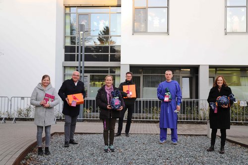 Geschenkübergabe vor der Kinderklinik mit Vertretern von Galeria Kaufhof und der Kinderklinik.