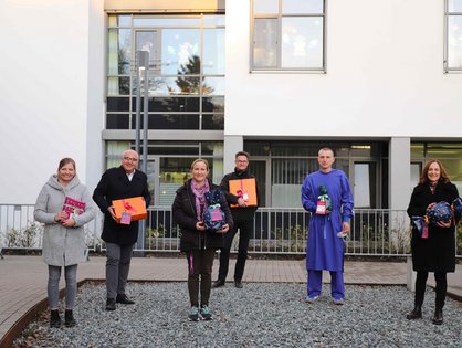 Geschenkübergabe vor der Kinderklinik mit Vertretern von Galeria Kaufhof und der Kinderklinik.