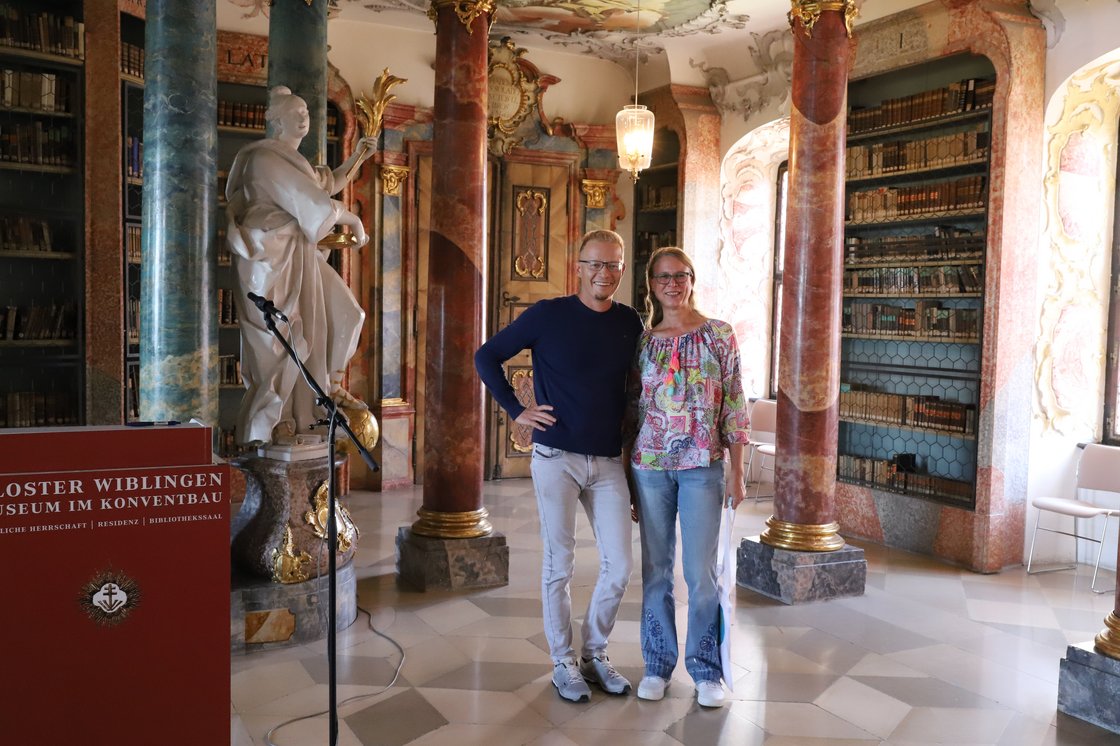 shows Ulrike Mayr-Beyrle and Alexander Kleger at the celebration of Ulrike's 25 years of employment at Ulm University Hospital