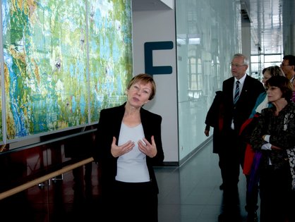 Dr. Gabriele Holthuis bei Führung zum Werk Stephan Hubers_UK Ulm