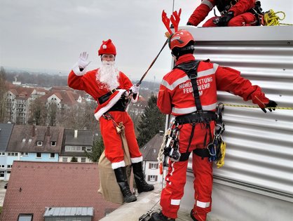 Alles im Griff! Kurz bevor sich der Nikolaus auf den Weg nach unten macht, haben seine Helferlein der Ulmer Höhenrettung alles abgesichert.