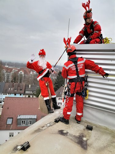 Alles im Griff! Kurz bevor sich der Nikolaus auf den Weg nach unten macht, haben seine Helferlein der Ulmer Höhenrettung alles abgesichert.