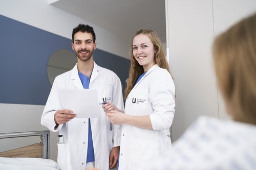 PJ-Studierende am Patientenbett