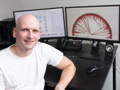 Dr. Konstantin Sparrer forscht am Institut für Molekulare Virologie des Universitätsklinikums Ulm 