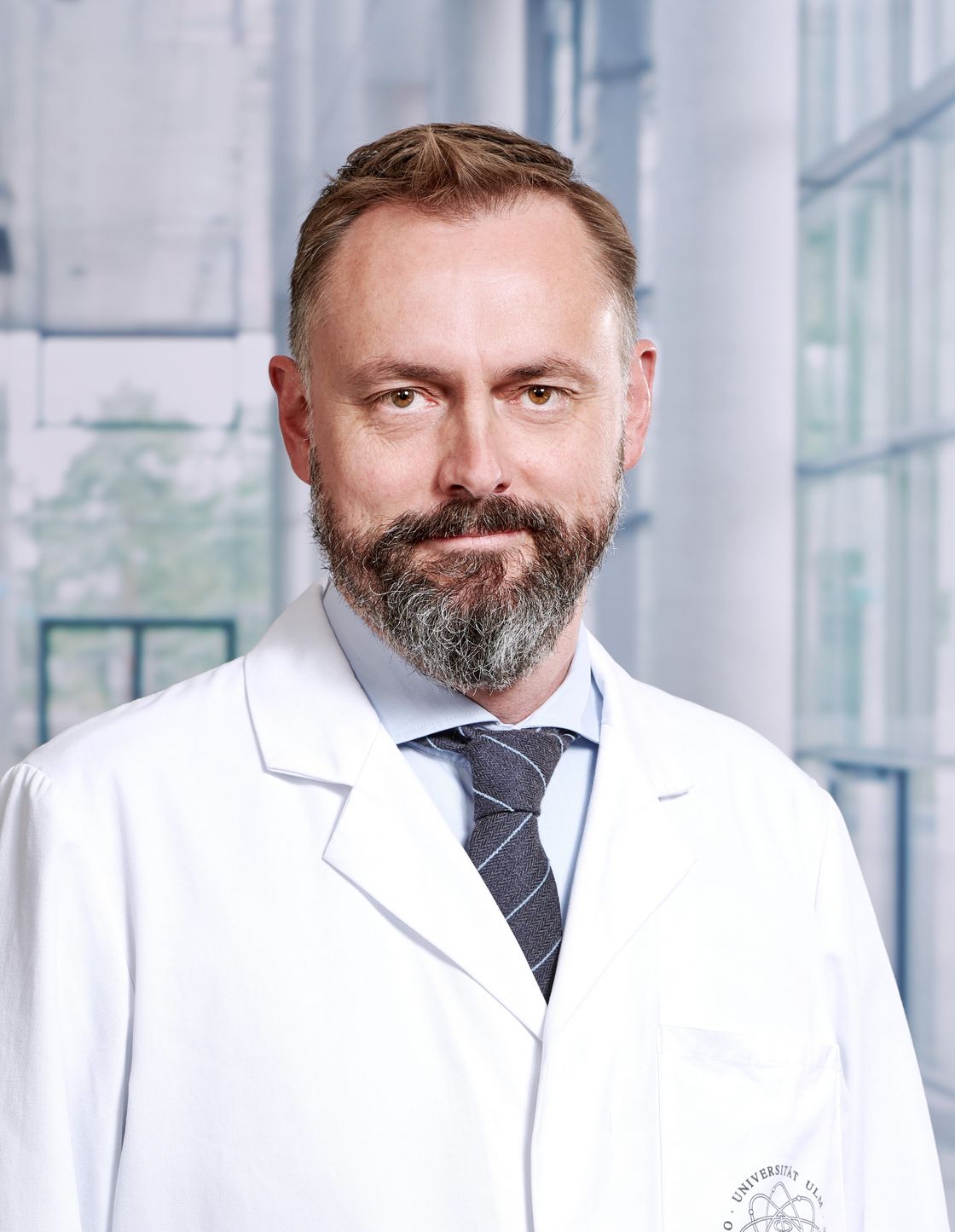 Photo of Prof. Lüder-Hinrich Meyer standing in a corridor of the hospital