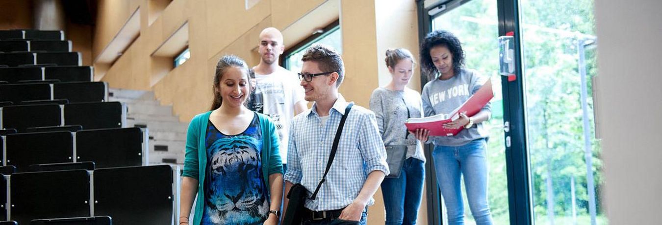 Studentinnen und Studenten in einem Hörssal der Universität Ulm