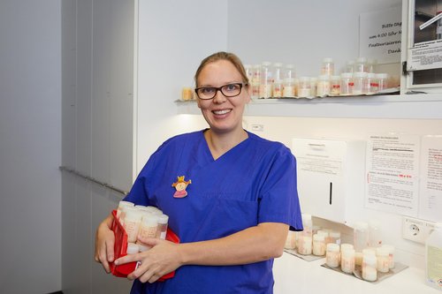 Stefanie Baranowski hält Milchfläschen im Arm