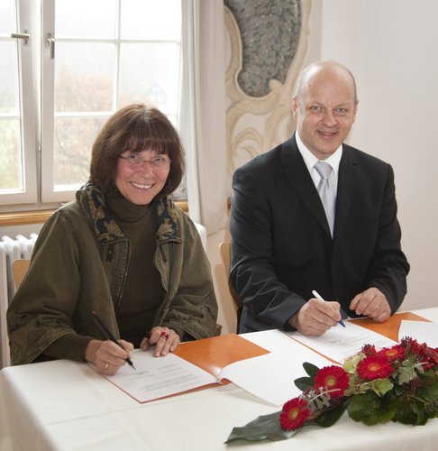 Helga Stetter, Schulleiterin der Realschule St. Hildegard und Dr. Karl-Heinz Tomaschko, Direktor der Akademie für Gesundheitsberufe,  unterzeichnen den Vertrag zur Begründung der Bildungspartnerschaft (Foto: UK Ulm)