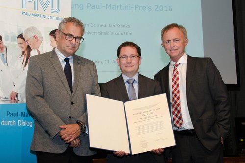 Dr. Jan Krönke (Mitte) mit Prof. Dr. Torsten Strohmeyer (Sprecher des Stiftungsvorstands, links) und Prof. Dr. Stefan Endres (Vorsitzender der Jury, rechts) (Foto: Paul-Martini-Stiftung)