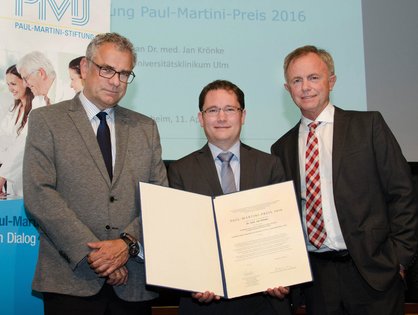 Dr. Jan Krönke (Mitte) mit Prof. Dr. Torsten Strohmeyer (Sprecher des Stiftungsvorstands, links) und Prof. Dr. Stefan Endres (Vorsitzender der Jury, rechts) (Foto: Paul-Martini-Stiftung)