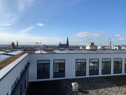 Der Blick vom Dach der HNO-Klinik am Michelsberg offenbart nicht nur eine tolle Aussicht auf das Ulmer Münster, sondern gibt auch die Sicht auf die neue Photovoltaik-Anlage frei.