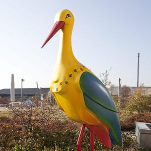 Große bunte Storch-Skulptur im Außenbereich der Frauenklinik 