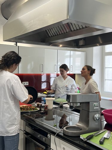 Das Team der Schule für Diätassistenz beim Kochen.