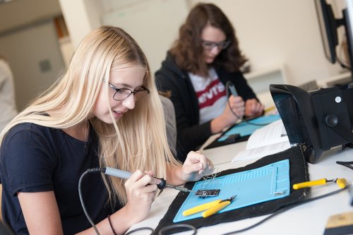 (Foto: Elvira Eberhardt): Mädchen löten beim Girls’Day an der Uni Ulm einen „Fernsehausknipser“ 