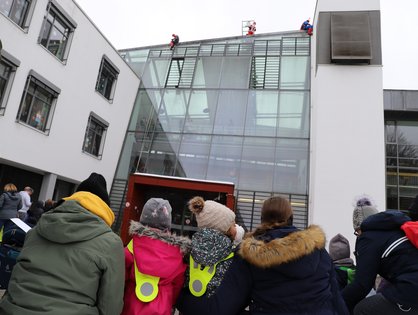 Zahlreiche Kindergarten-Kinder, Erzieher*innen, Patient*innen sowie Mitarbeitende sind zur dies-jährigen Nikolaus-Abseilaktion an die Klinik für Kinder- und Jugendmedizin gekommen.