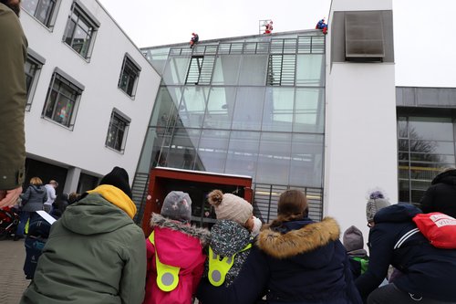 Zahlreiche Kindergarten-Kinder, Erzieher*innen, Patient*innen sowie Mitarbeitende sind zur dies-jährigen Nikolaus-Abseilaktion an die Klinik für Kinder- und Jugendmedizin gekommen.